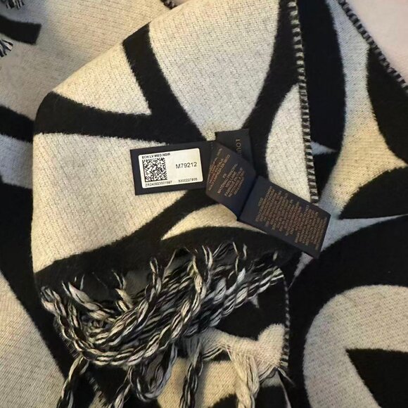 Louis Vuitton Flight Mode Wool Medallion Stole/Scarf M79212, Black and White - Picture 2 of 4